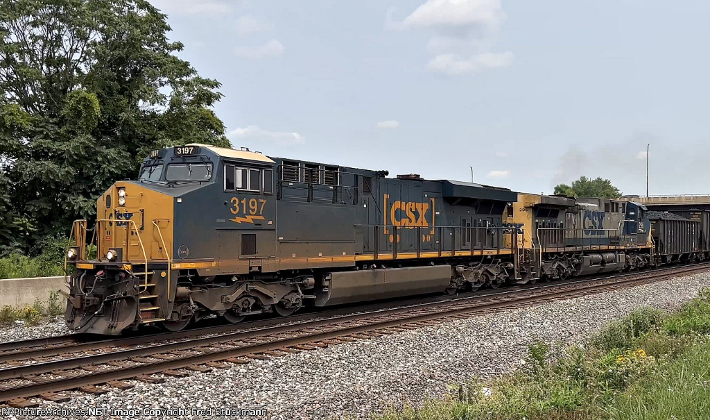 CSX 3197 leads B157.